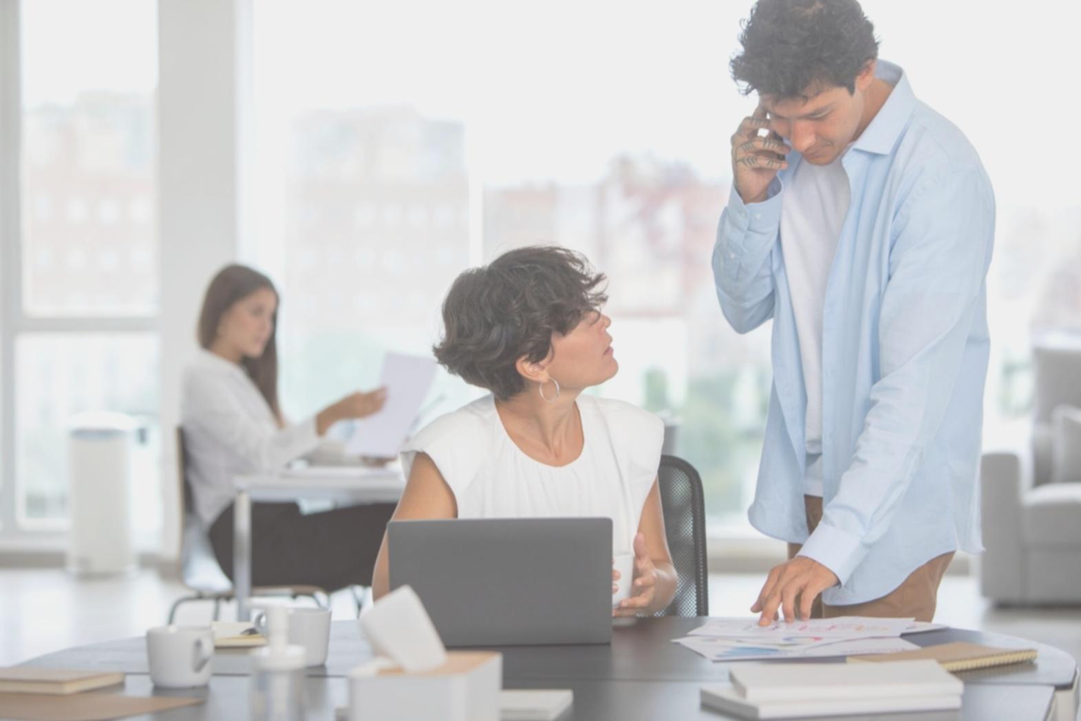 Análisis financiero profesional con gráficos y documentos de planificación empresarial