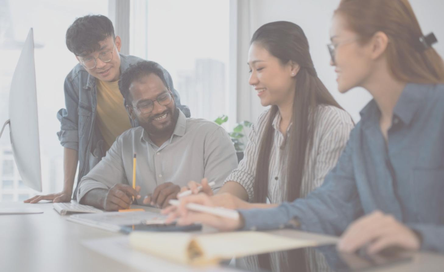 Equipo trabajando en análisis financiero