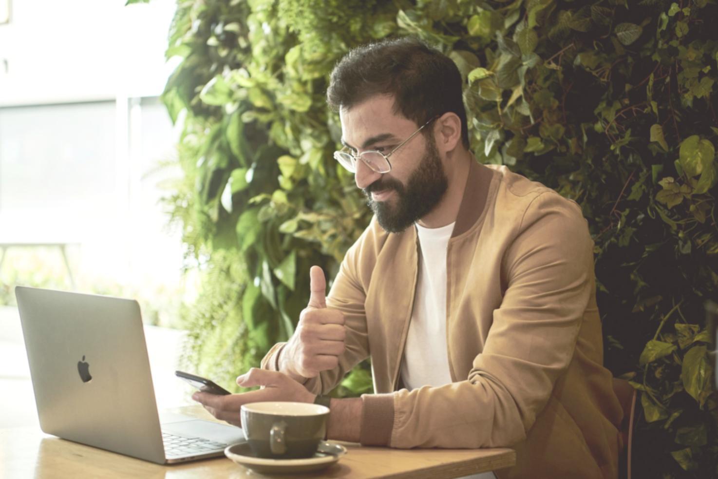 Espacio de trabajo moderno con análisis de datos financieros en pantallas y documentos